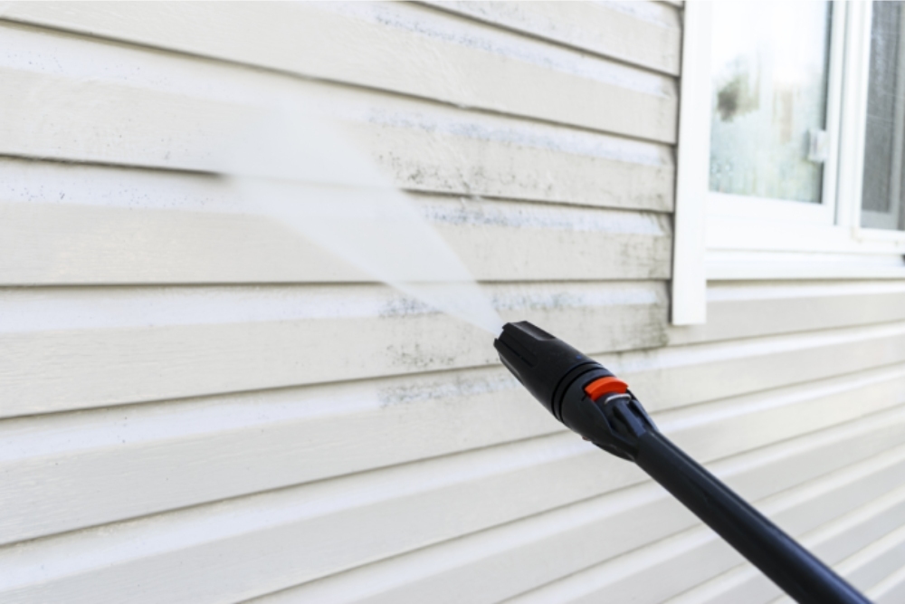 Washing dirt off white house, links to other services/house washing page.