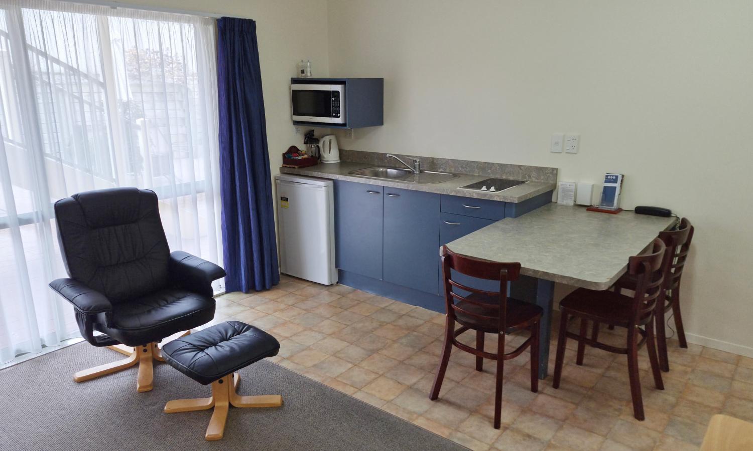 Elliotts Motor Lodge make a booking image