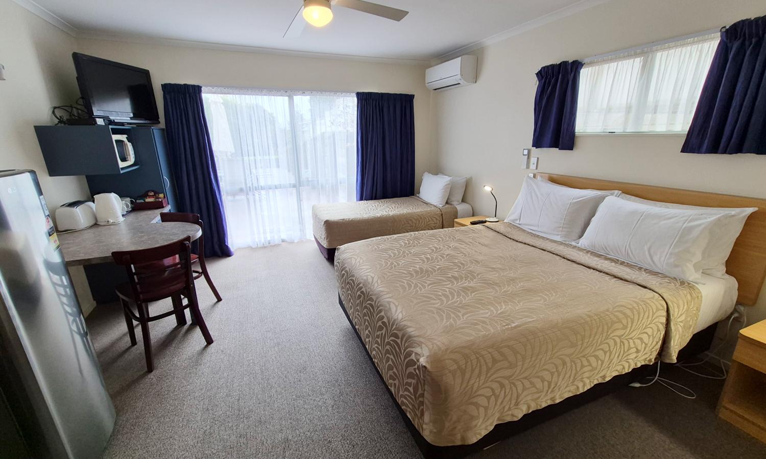 Elliotts Motor Lodge Rooms image link