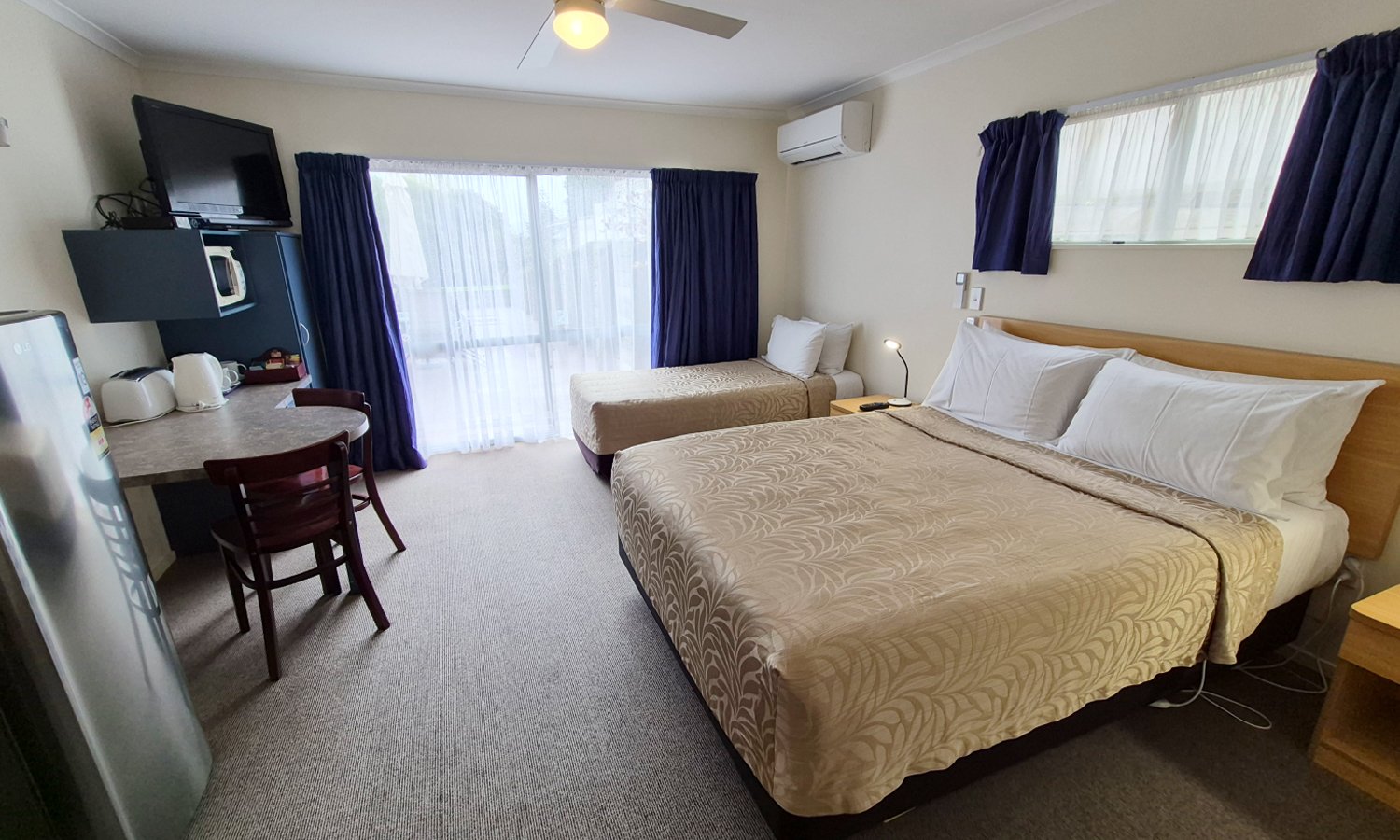 Elliotts Motor Lodge Rooms image link