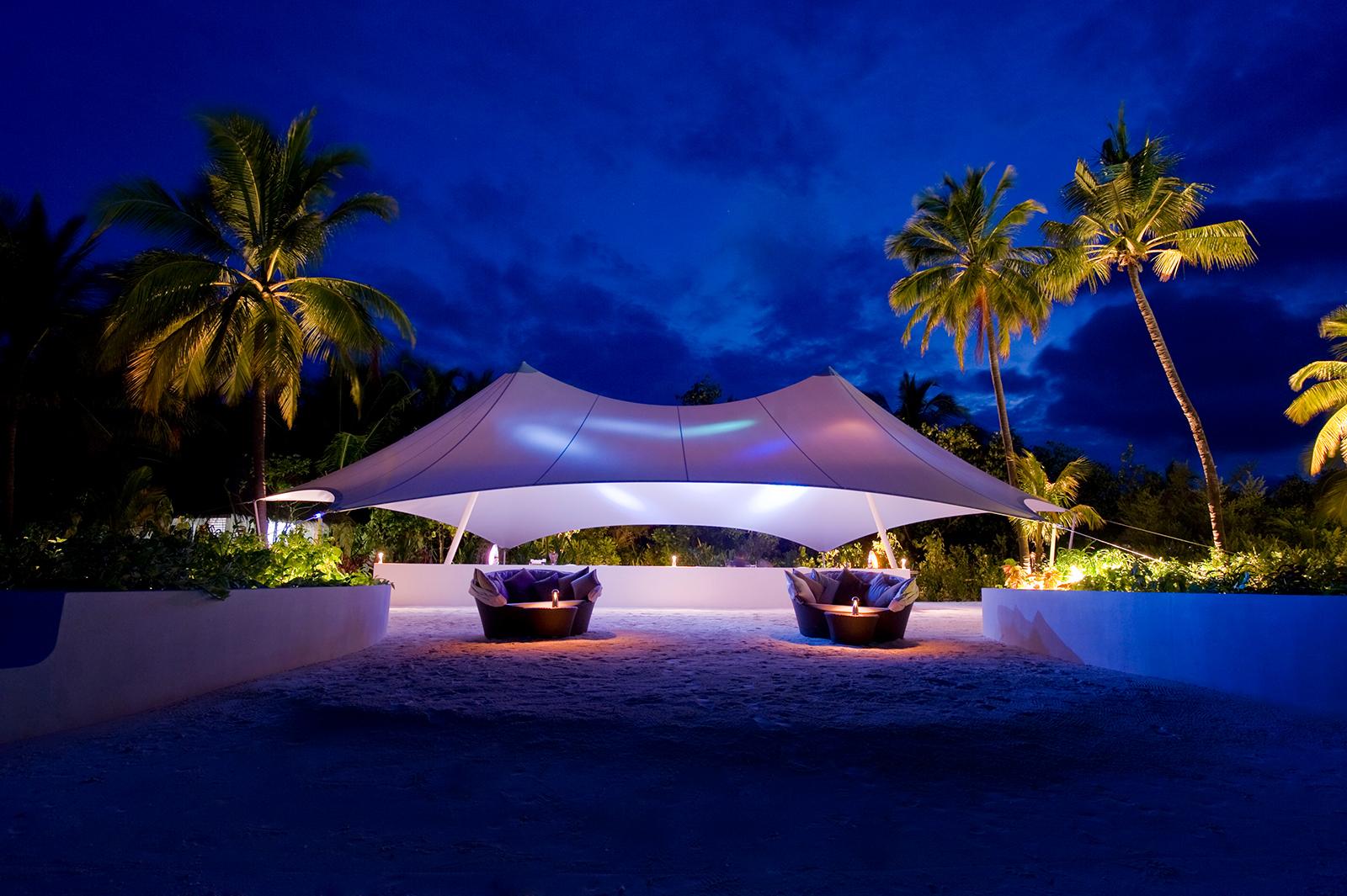 A ‘Floating’ Canopy for a Luxury Island Bar