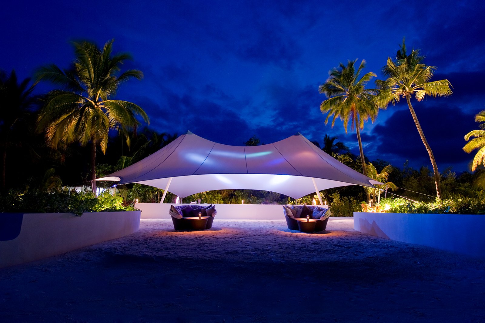 A ‘Floating’ Canopy for a Luxury Island Bar